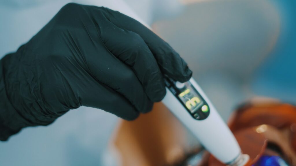 Mano con guante sujetando un medidor digital de agua