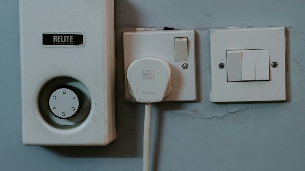 Temporizador programable conectado a un enchufe de pared