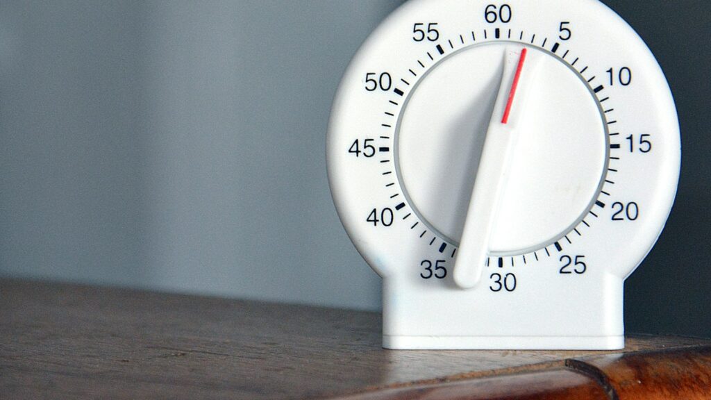 Temporizador de cocina de dial sobre una repisa