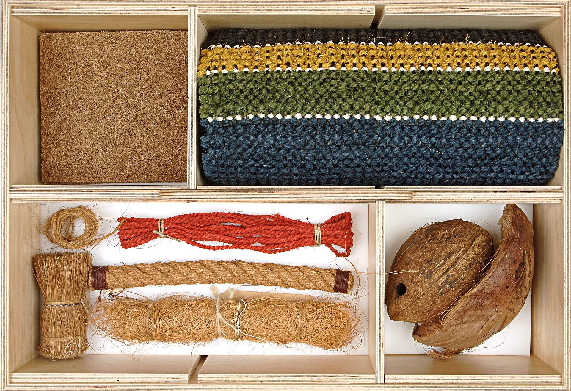 Productos de fibra de coco en cajas (imagen ilustrativa)