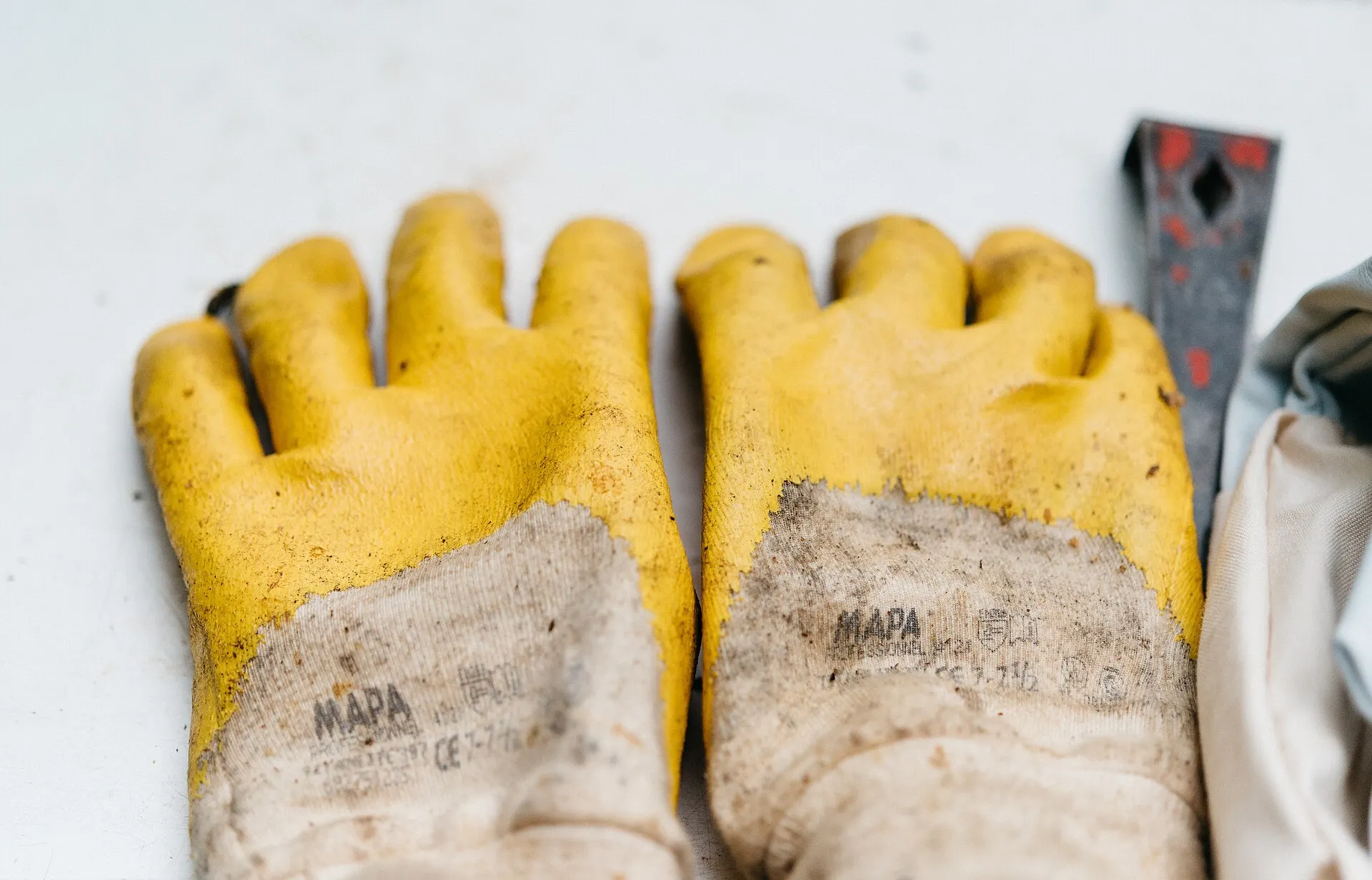 Guantes de trabajo amarillos (imagen ilustrativa)