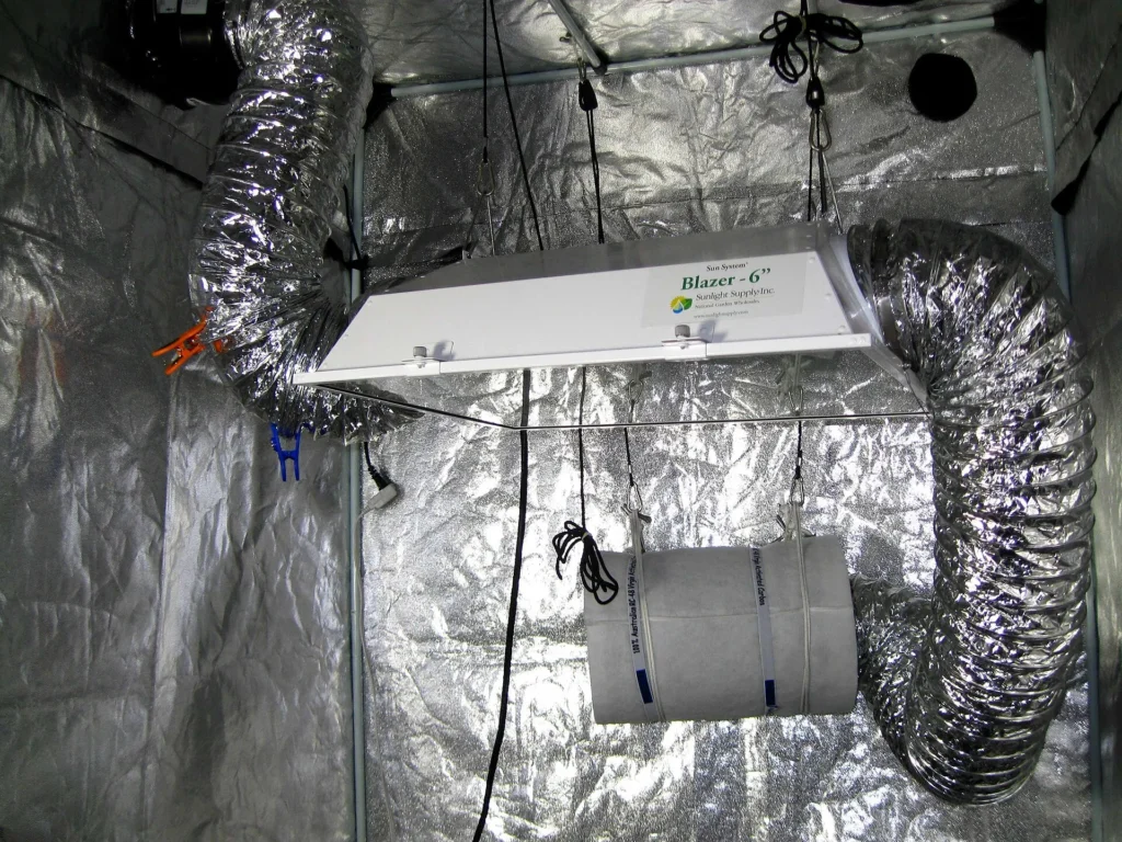 Interior de un armario de cultivo con conducto de ventilación