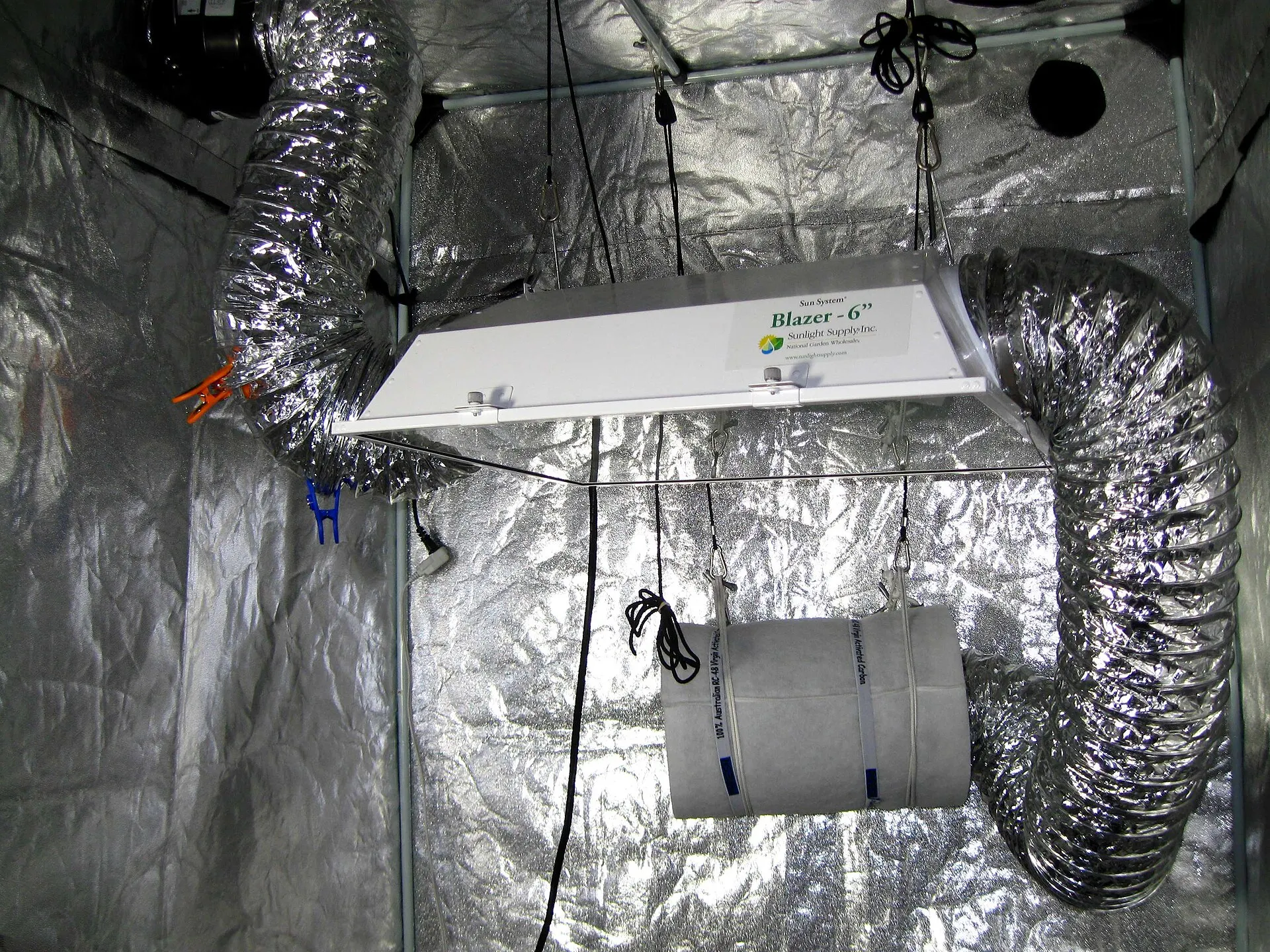 Interior de un armario de cultivo con conducto de ventilación (imagen ilustrativa)