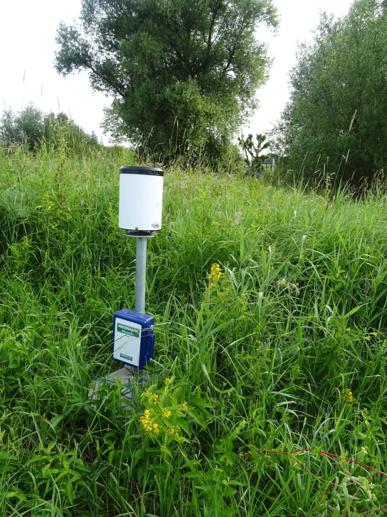 Sensor de humedad del suelo instalado en una zona verde