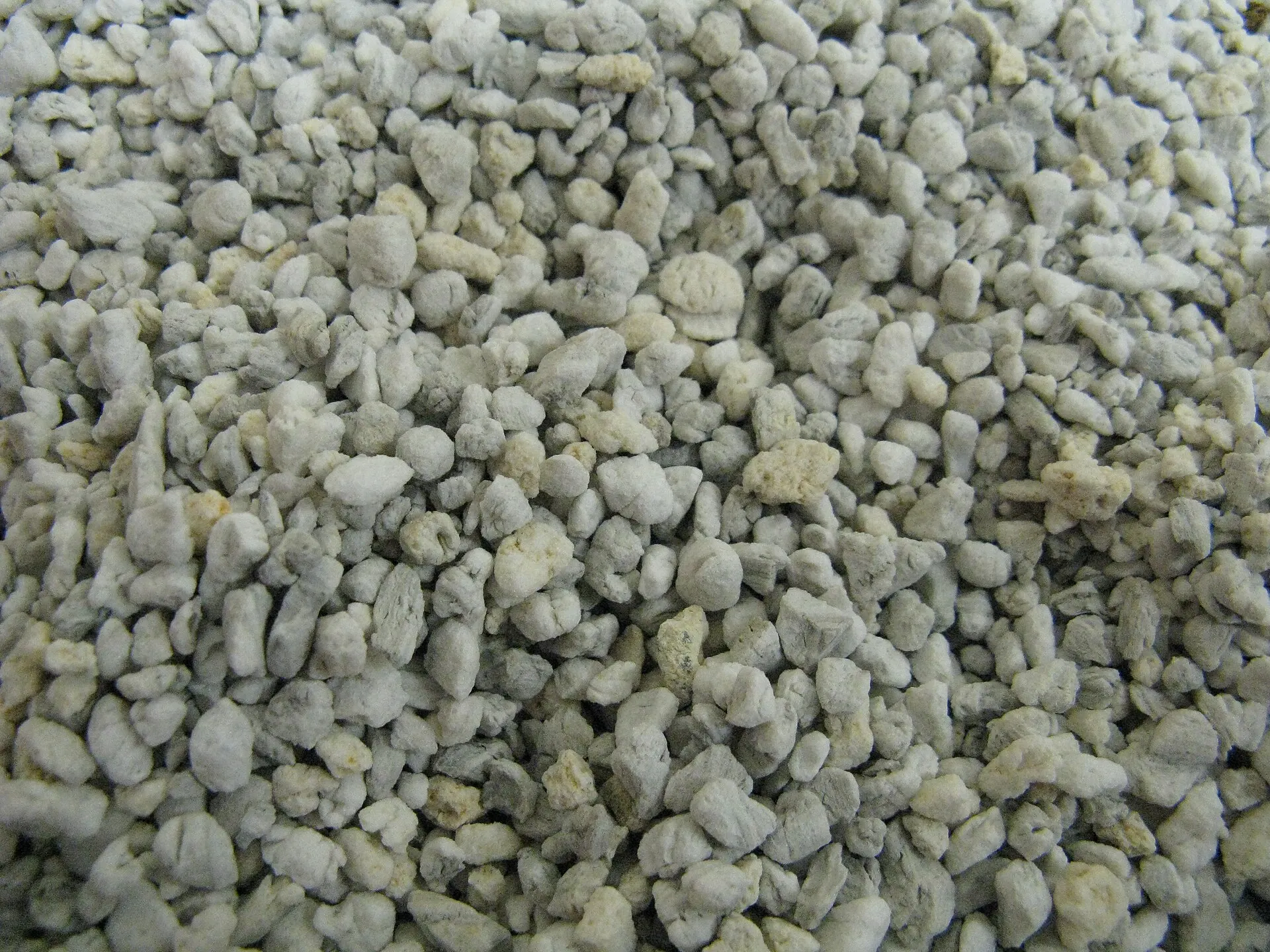 Gránulos de perlita, un sustrato mineral ligero (imagen ilustrativa)
