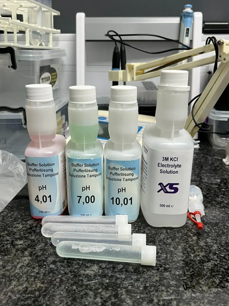 Frascos de solución tampón de calibración de pH 4,01, 7,00 y 10,01