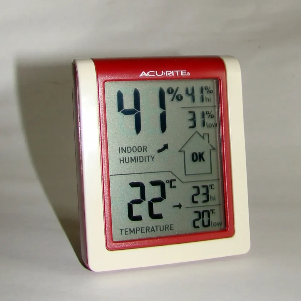 Termo-higrómetro digital que muestra temperatura y humedad