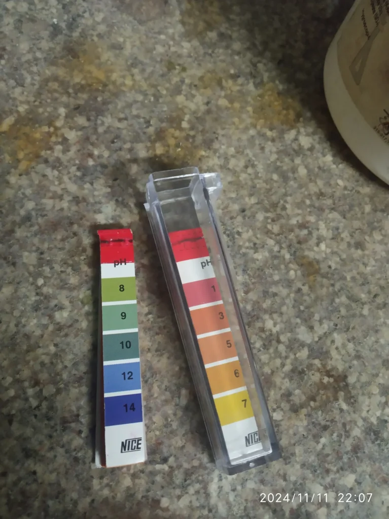 Tiras reactivas de pH con su escala de colores