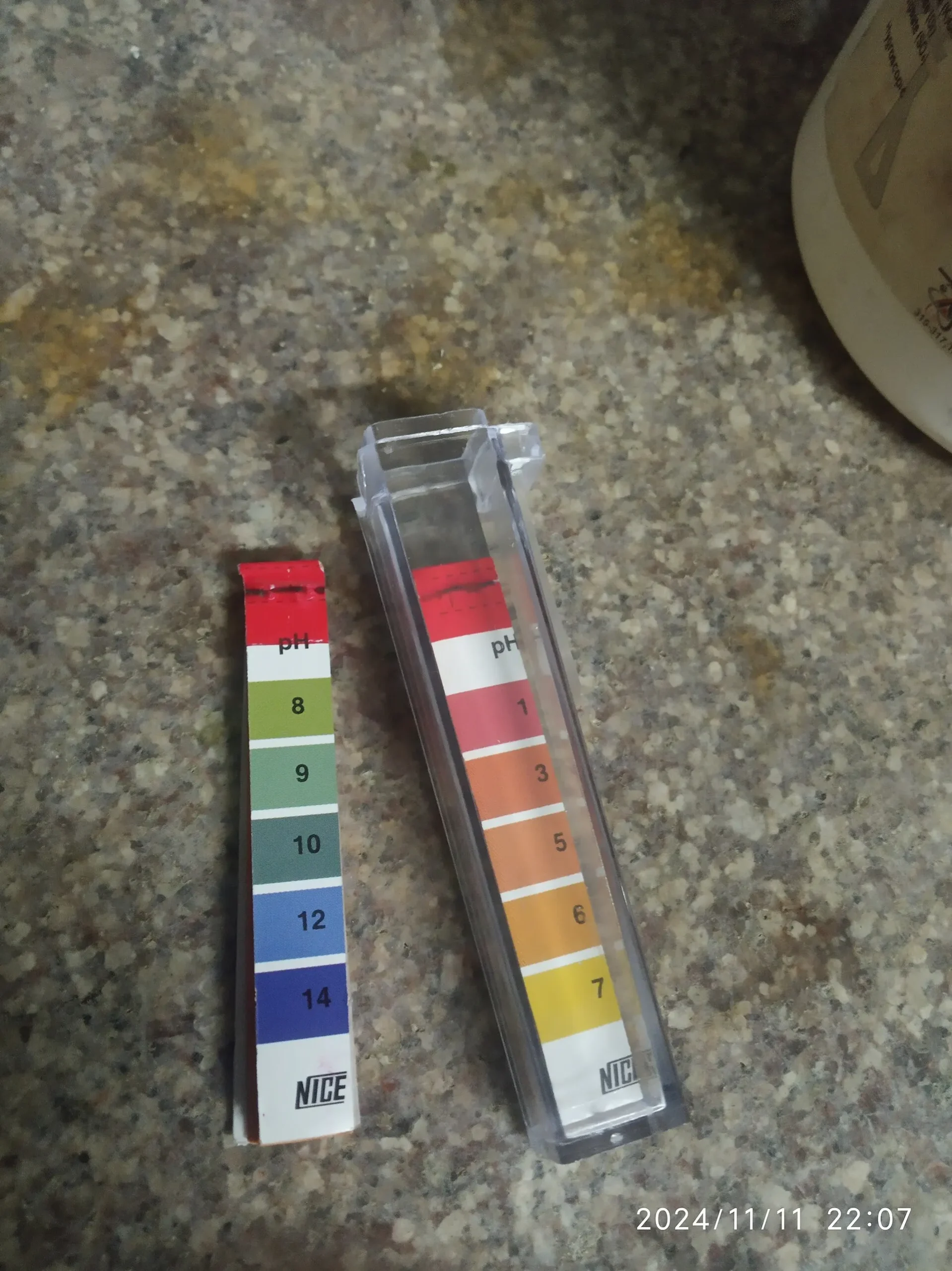 Tiras reactivas de pH con su escala de colores (imagen ilustrativa)